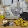 Benoetigte Zutaten und Zubehör: Kartoffeln, Eier, Mehl, Salz, Küchenmaschine, Bratenwender, Pfanne. Nicht im Bild: Schüssel, Kartoffelschäler Benoetigte Zutaten und Zubehör: Kartoffeln, Eier, Mehl, Salz, Küchenmaschine, Bratenwender, Pfanne. Nicht im Bild: Schüssel, Kartoffelschäler