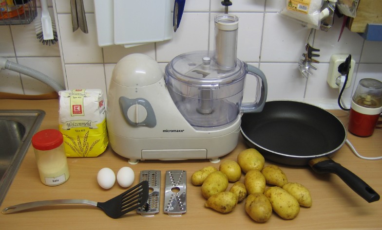 Benoetigte Zutaten und ZubehÃ¶r: Kartoffeln, Eier, Mehl, Salz, KÃ¼chenmaschine, Bratenwender, Pfanne. Nicht im Bild: SchÃ¼ssel, KartoffelschÃ¤ler