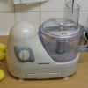 Elektrische Küchenmaschine zum Kartoffeln reiben, mit feiner Reibescheibe bestückt Elektrische Küchenmaschine zum Kartoffeln reiben, mit feiner Reibescheibe bestückt