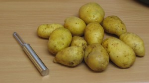 Kartoffeln vor dem Schaelen, mit Kartoffelschäler