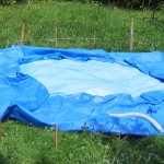 Fläche für den Pool mit Holzstäben markieren