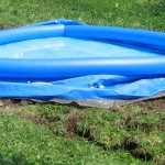 Wasser einlaufen lassen und darauf achten, dass der Boden frei von Falten ist