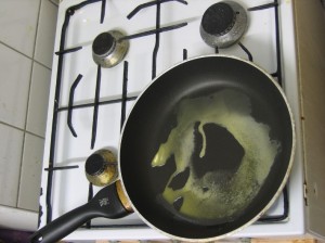 Fett in der Pfanne zerlaufen