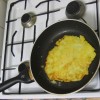 Kartoffelpuffer gewendet, zweite Seite wird gebraten Kartoffelpuffer gewendet, zweite Seite wird gebraten