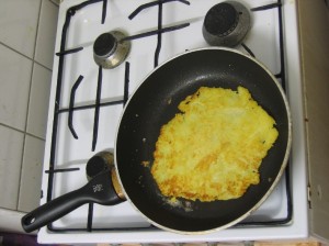 Kartoffelpuffer gewendet, zweite Seite wird gebraten