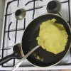 Kartoffelpuffer vor dem Wenden mit Bratenwender Kartoffelpuffer vor dem Wenden mit Bratenwender