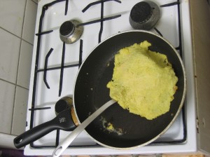 Kartoffelpuffer vor dem Wenden mit Bratenwender