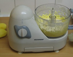 Kartoffeln fein gerieben, jetzt kommen die restlichen Kartoffeln grob gerieben dazu