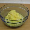 Geriebene Kartoffeln in Schuessel Geriebene Kartoffeln in Schuessel