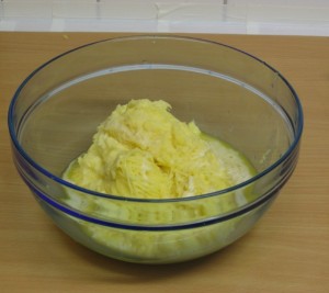 Geriebene Kartoffeln in Schuessel