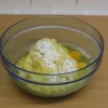 Geriebene Kartoffeln in der Schüssel mit Mehl, Eiern und Salz Geriebene Kartoffeln in der Schüssel mit Mehl, Eiern und Salz