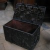 Eine alte Truhe in einer Kirche in Nancy